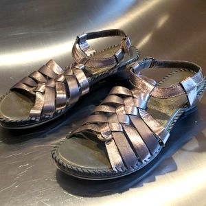 Strictly Comfort size 8w . Sandals.